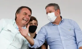 Imagem ilustrativa da imagem ''Voto impresso tem mãe e pai: Bia Kicis e Arthur Lira'', diz Bolsonaro