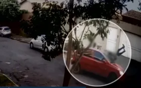 Imagem ilustrativa da imagem Pedestre é atropelado por carro e gira no ar em Goiânia