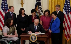 Imagem ilustrativa da imagem Biden assina lei de crimes de ódio para proteger cidadãos asiáticos