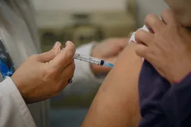 Imagem ilustrativa da imagem Vacina para comorbidade causa corrida por atestado e suspeita de 'fura-fila'