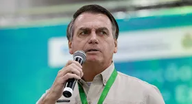 Imagem ilustrativa da imagem ''Depois faça a CPI do leite condensado'', ironiza Bolsonaro sobre Renan