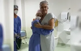 Imagem ilustrativa da imagem Médica dança com paciente que se curou da Covid-19 após quase 100 dias internado, em Goiânia