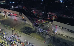 Imagem ilustrativa da imagem Trem cai do viaduto e deixa dezenas de mortos e feridos no México