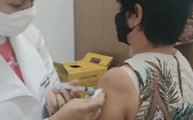 Imagem ilustrativa da imagem Idosa recebe vacina contra H1N1 no lugar da segunda dose da CoronaVac, em Goiânia