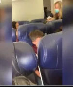 Imagem ilustrativa da imagem Aeromoça é agredida por passageira e perde dois dentes