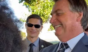 Imagem ilustrativa da imagem Vídeo: Bolsonaro debocha de apoiador com cabelo black power: "Tô vendo uma barata aqui"
