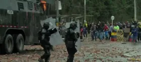 Imagem ilustrativa da imagem Policiais colombianos serão investigados por permitir civis atirarem em manifestantes