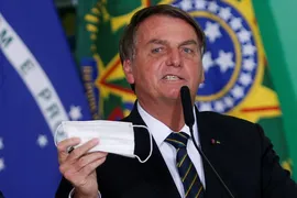 Imagem ilustrativa da imagem Ignorando 500 mil mortos, Bolsonaro diz: "Quem tiver Covid procure o doutor Willian Bonner e Miriam Leitão"