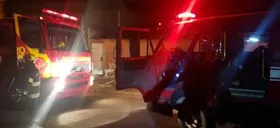 Imagem ilustrativa da imagem Bombeiros resgatam vítimas inconscientes de dentro de casa em chamas em Aparecida de Goiânia