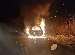 Imagem ilustrativa da imagem Carro pega fogo e motorista sofre queimadura, na GO-325 em Santa Helena