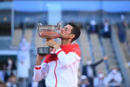Imagem ilustrativa da imagem Djokovic vence Tsitsipas e é campeão de Roland Garros