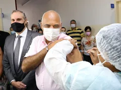 Imagem ilustrativa da imagem Rogério Cruz recebe a primeira dose de vacina contra Covid-19