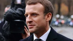 Imagem ilustrativa da imagem Presidente francês leva tapa na cara durante caminhada