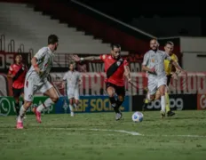 Imagem ilustrativa da imagem Atlético-GO volta a perder chances claras, mas bate o Fluminense e volta a vencer