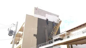 Imagem ilustrativa da imagem MS: Pintores ficam pendurados a 15 metros após queda de andaime