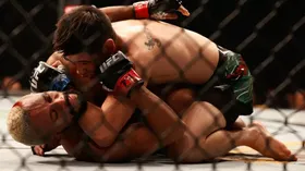 Imagem ilustrativa da imagem Brasileiro Deiveson Figueiredo é finalizado por mexicano e perde cinturão do UFC
