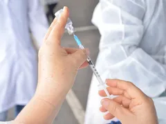 Imagem ilustrativa da imagem Sem vacinas em estoque, cidades goianas suspendem agendamentos para primeira dose contra a Covid-19