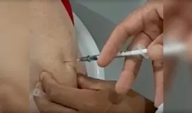 Imagem ilustrativa da imagem Servidor erra ao aplicar vacina da Covid e dose escorre pelo braço da paciente