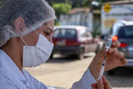Imagem ilustrativa da imagem Senador Canedo começa a vacinar profissionais da educação acima de 18 anos contra a Covid-19