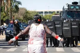 Imagem ilustrativa da imagem Confronto deixa indígenas feridos e policial atingido com flecha em manifestação em Brasília