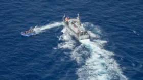 Imagem ilustrativa da imagem Guarda Costeira da Líbia atira em barco cheios de imigrantes