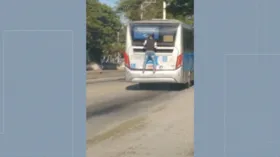 Imagem ilustrativa da imagem RJ: Homem é flagrado pegando carona na traseira de ônibus do BRT