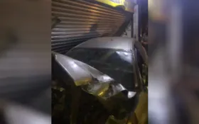 Imagem ilustrativa da imagem Carro desgovernado derruba poste e bate contra portão de loja em Goiânia