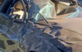 Imagem ilustrativa da imagem Acidente deixa duas pessoas feridas e carro de luxo destruído