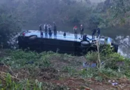 Imagem ilustrativa da imagem Ônibus tomba, cai em ribanceira e deixa 25 feridos na RJ-155, em Rio Claro