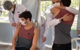 Imagem ilustrativa da imagem Viralizou: Pai aplica vacina contra Covid-19 no filho e se emociona