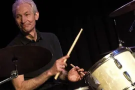 Imagem ilustrativa da imagem Morre baterista dos Rolling Stones Charlie Watts aos 80 anos