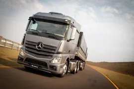 Imagem ilustrativa da imagem Mercedes-Benz Actros ganha referência como o caminhão mais seguro do País