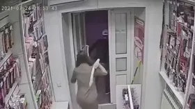 Imagem ilustrativa da imagem Vendedora expulsa ladrão de sex shop usando pênis de borracha; assista