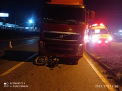 Imagem ilustrativa da imagem Motociclista morre ao ser atropelado e arrastado por caminhão