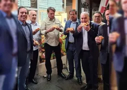 Imagem ilustrativa da imagem Bolsonaro e equipe come pizza na calçada em NY