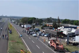 Imagem ilustrativa da imagem Bolsonaro envia áudio para caminhoneiros e pede que estradas sejam liberadas