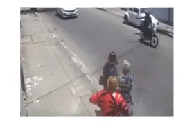 Imagem ilustrativa da imagem Motociclista para trânsito e ajuda idosa atravessar avenida