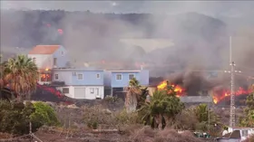 Imagem ilustrativa da imagem Casas pegam fogo nas Ilhas Canárias após erupção
