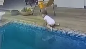 Imagem ilustrativa da imagem Bebê entra em piscina sozinha e é salva pelo pai após irmão pedir ajuda
