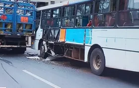Imagem ilustrativa da imagem Caminhão bate em lateral de ônibus em Goiânia