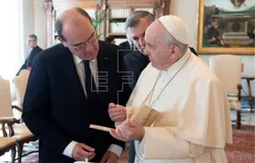 Imagem ilustrativa da imagem Papa Francisco é presenteado com camisa do PSG autografada por Lionel Messi