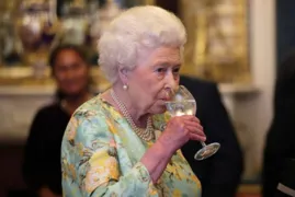 Imagem ilustrativa da imagem Rainha Elizabeth é obrigada a parar de beber