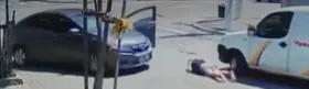 Imagem ilustrativa da imagem Mulher é arremessada para fora de veículo durante assalto