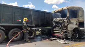 Imagem ilustrativa da imagem Batida entre carro, moto e dois caminhões em Divinópolis causa explosão e fogo