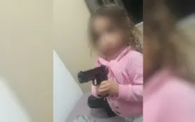 Imagem ilustrativa da imagem Mulher denuncia ex após o sujeito induzir a filha de 4 anos à segurar arma de fogo
