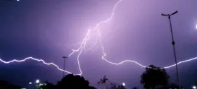 Imagem ilustrativa da imagem Chuva de raios é registrada em Caldas Novas; Veja o vídeo