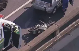 Imagem ilustrativa da imagem Motociclista morre após colidir com carro e cair de ponte