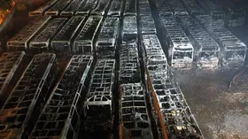 Imagem ilustrativa da imagem Incêndio atinge garagem do transporte coletivo e queima mais de 35 ônibus