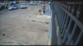 Imagem ilustrativa da imagem Motorista tenta atropelar dois homens e quase atropela pedestres durante briga de trânsito