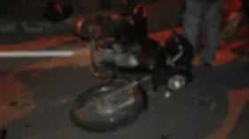 Imagem ilustrativa da imagem Motociclista morre após bater contra uma placa de sinalização